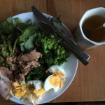 Kvällsmål: Sallad, ångkokt broccoli, avokado, ägg, tonfisk, kalkon och smör. ?? 