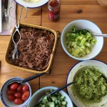 Kalkon, sallad, gurka, tomat, avokadoröra, tacosås. Tacoskal och massor av ost till prinsessan! 